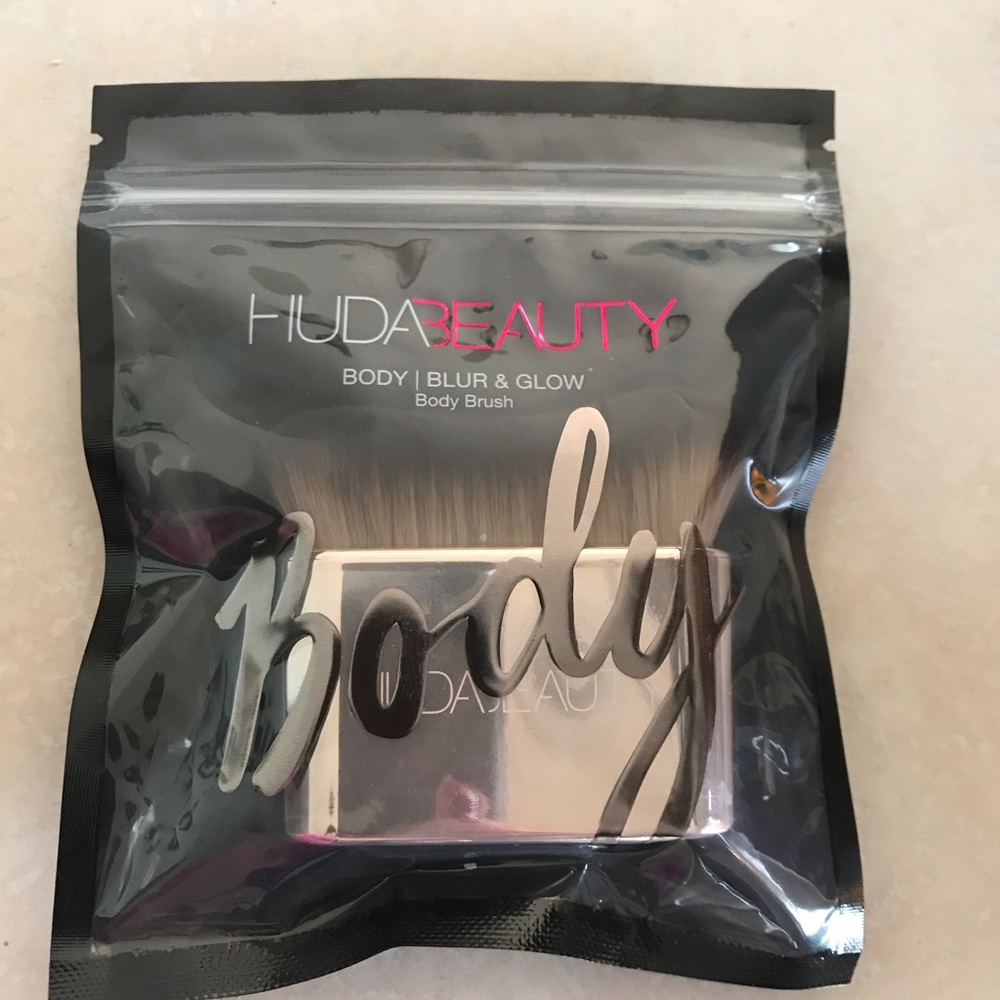 Huda Body Blur and Glow Body brush